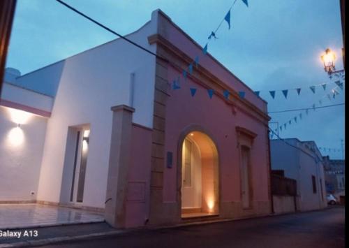 a pink building on a street at night at La Dormeuse in Vignacastrisi
