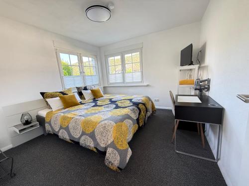 a bedroom with a bed and a desk at Haus Übernachtenswert Cochem Mosel in Cochem