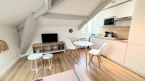Proche gare, 5 min Plage du Midi, T2 avec 1 chambre - Palmazur Vacances