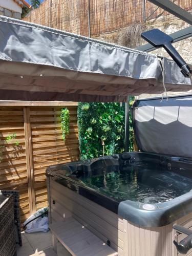 Cabane insolite avec jacuzzi privatif