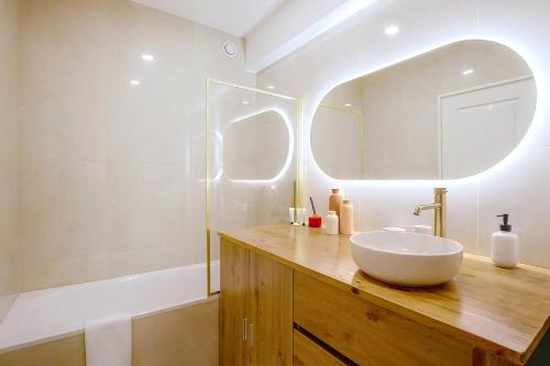 GuestReady - Sunlit Elegance with the Eiffel view