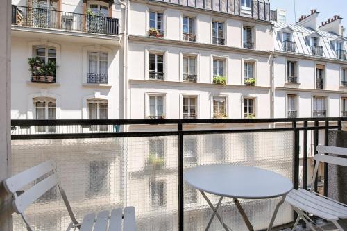 GuestReady - Sunlit Elegance with the Eiffel view