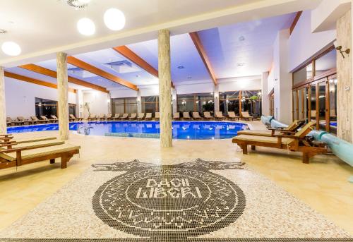 uma piscina com uma placa no meio em Dacii Liberi Resort and Spa em Petrova