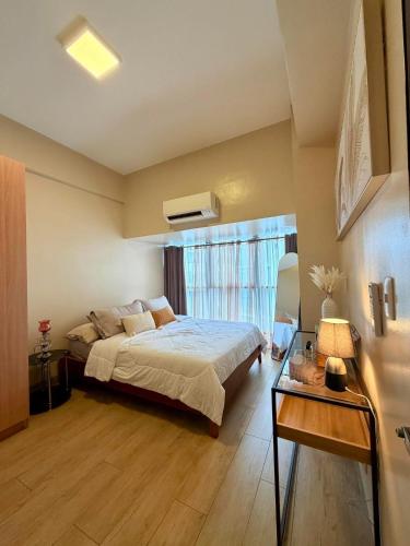a large bedroom with a bed and a window at McBride Suites in Punta Engaño