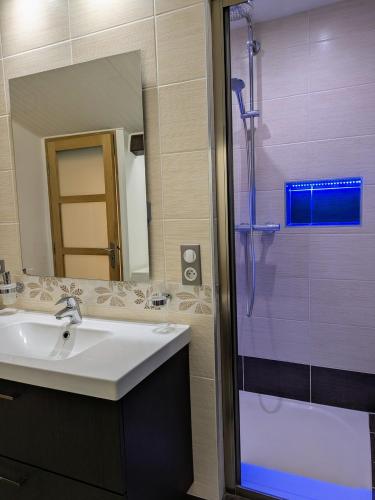 a bathroom with a sink and a shower at Charmant Cocon, terrasse proche Clermont in Tallende
