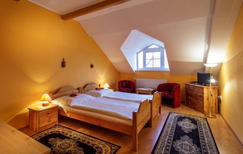 ein Schlafzimmer mit einem großen Bett und einem Fenster in der Unterkunft Penzión - Restaurant Atrium in Poprad