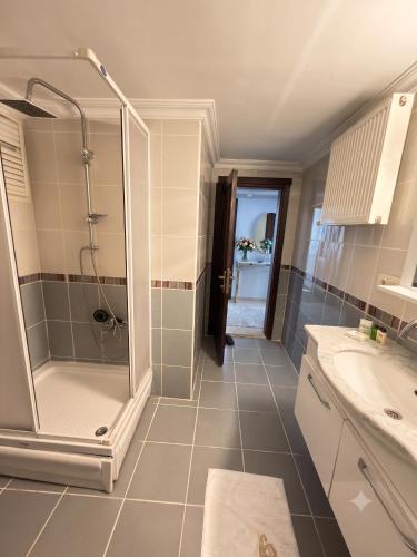 a bathroom with a shower and a sink at Golden Homes in Bostancı