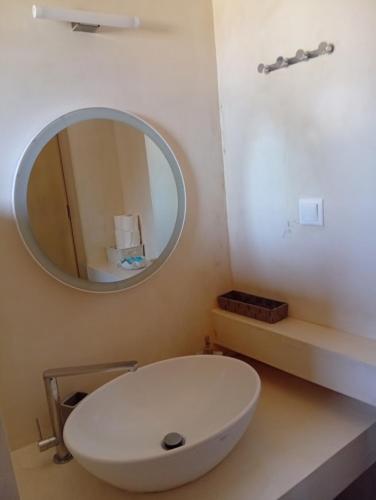 a bathroom with a white sink and a mirror at Onar Myrties in Myrties