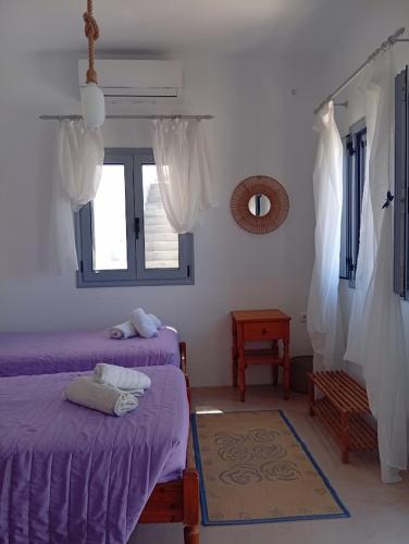 a bedroom with two beds and a window at Onar Myrties in Myrties