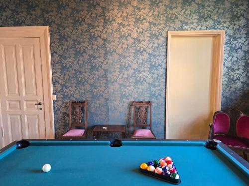 a room with a pool table and two chairs at Solvang in Assens