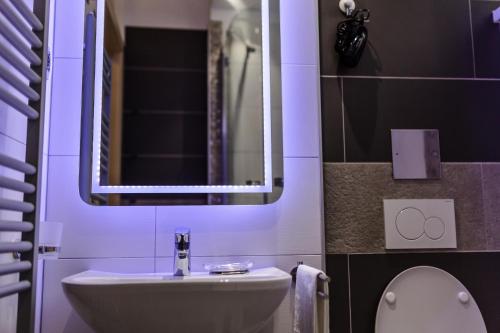 łazienka z umywalką i lustrem w obiekcie MaVa Apartments w Wiedniu