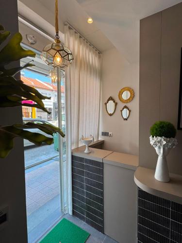ein Badezimmer mit Waschbecken und Fenster in der Unterkunft Dreamloft Hotel in Singapur