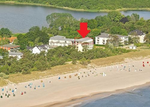 a group of people on a beach with a red arrow at Forum Marinar 37 in Bansin
