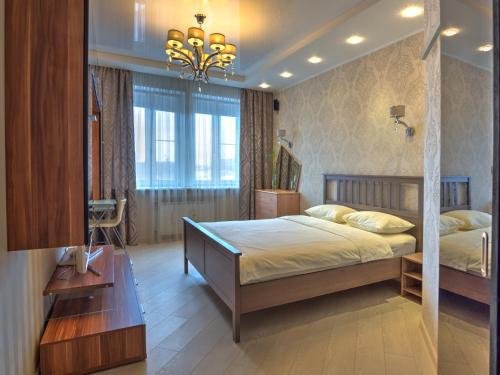 A bed or beds in a room at Kutuzoff Metro Polezhaevskaya Apartment