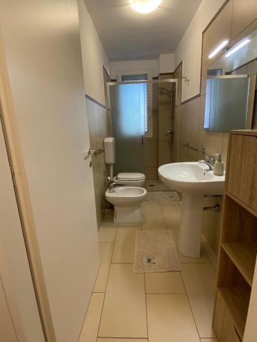 a bathroom with a toilet and a sink at Villetta del Moro in Villaggio Azzurro