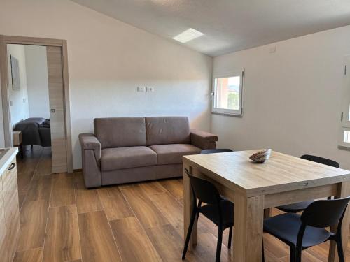 a living room with a couch and a table at Casa Demelas in Stintino
