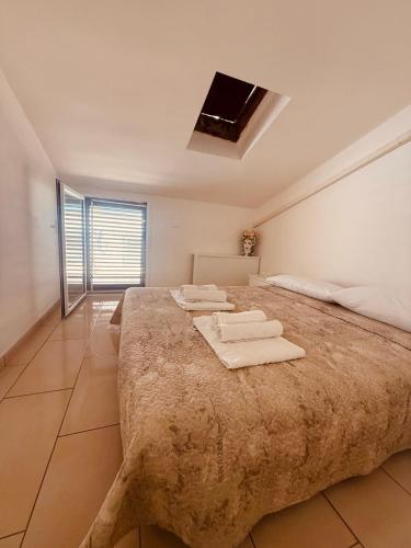 a bedroom with a large bed with towels on it at Villetta del Moro in Villaggio Azzurro