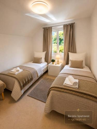 a bedroom with two beds and a window at Mon Bijou Chalet au Lac Alpin in Thun