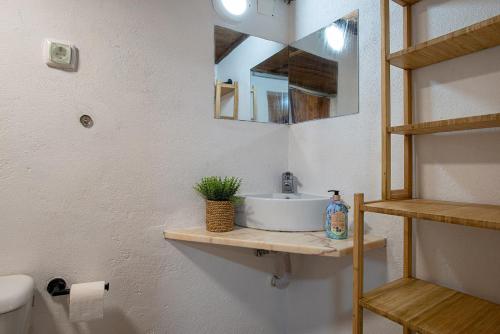 a bathroom with a sink and a mirror at Casa dos Avós in Mértola