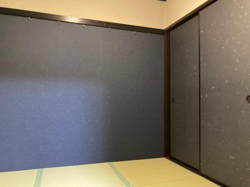 a room with a closet with a blue wall at ARASHIMA INN 203 / Vacation STAY 230 in Toba