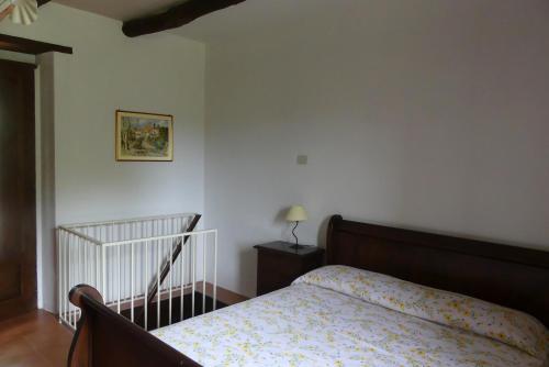 a bedroom with a bed and a crib in it at Loggia dei Barbaggianni in Torraca