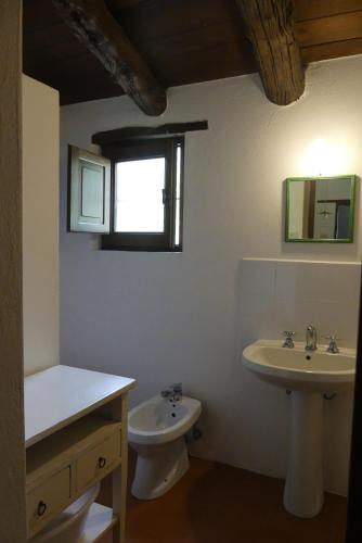 a bathroom with a sink and a toilet at Loggia dei Barbaggianni in Torraca