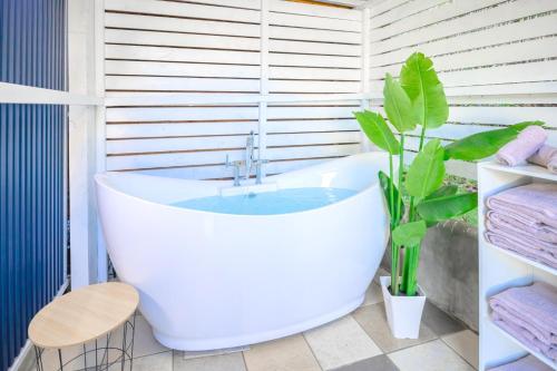 a bath tub in a bathroom with a plant at Camp studio - Vacation STAY 89015v in Ichihara