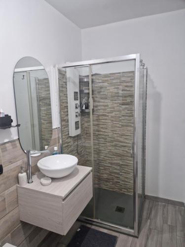 a bathroom with a sink and a mirror at Villa le dalie in Mascalucia