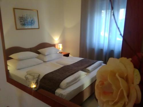 Postel nebo postele na pokoji v ubytování Guest house Garfild 2