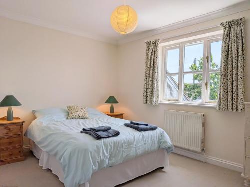 a bedroom with a bed and a window at Apple Cottage - Emsworth in Emsworth