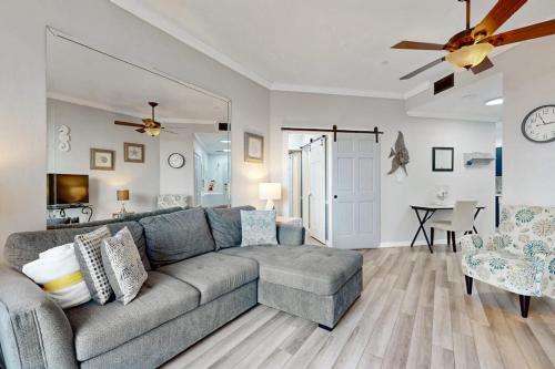 Beautiful resort condo with a shared pool hot tub tennis gym & beach access photo 7