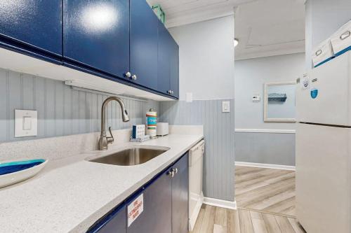 Beautiful resort condo with a shared pool hot tub tennis gym & beach access photo 11