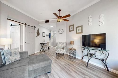 Beautiful resort condo with a shared pool hot tub tennis gym & beach access photo 9
