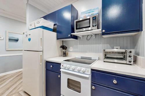 Beautiful resort condo with a shared pool hot tub tennis gym & beach access photo 12