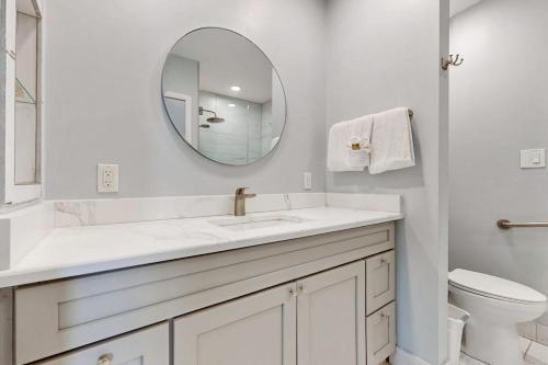 Beautiful resort condo with a shared pool hot tub tennis gym & beach access photo 18