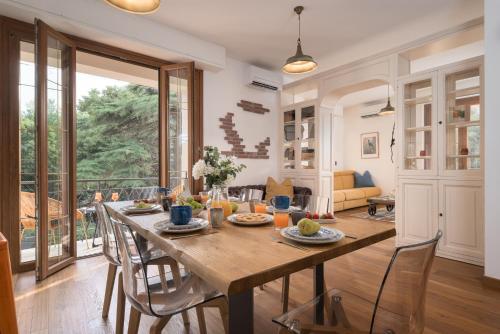 a dining room with a wooden table and chairs at Appartamento Nel Sole in Passignano sul Trasimeno
