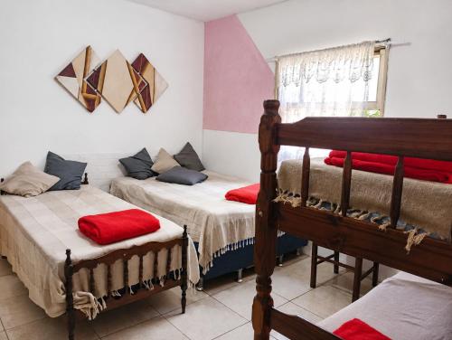 a bedroom with two bunk beds and a window at Recanto Seu Luis Piscina,Represa e caiaques in Ibiúna