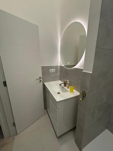 Spacious Mouraria Apartment Steps from the Castle