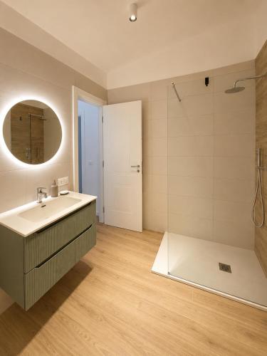 a bathroom with a sink and a shower with a mirror at Casa Granata in Caserta