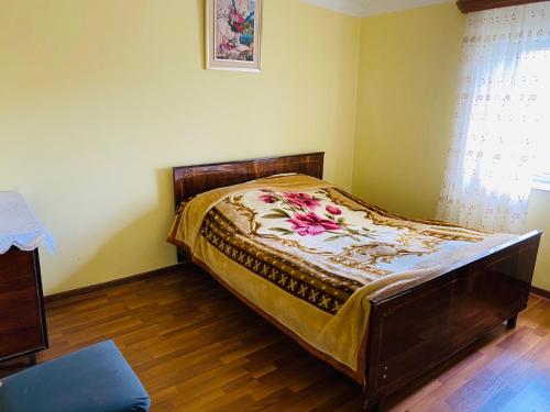 a bedroom with a bed with flowers on it at Gariks house in Lichkʼ