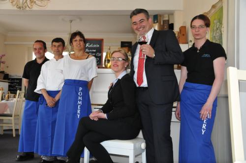 a group of people standing around a man with a microphone at Elbhotel Bleckede am Hafen in Bleckede