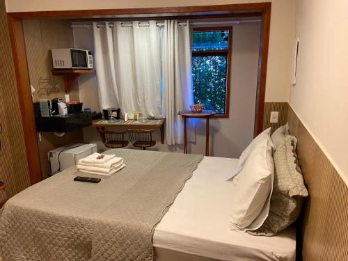 a bedroom with a large bed with a window at Estalagem O Italiano in Lumiar