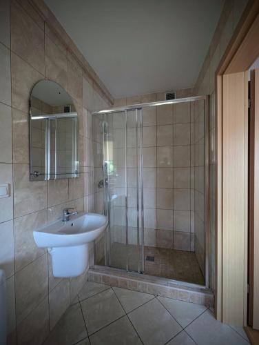 a bathroom with a sink and a shower at Pokoje Gościnne Kalina in Łagów