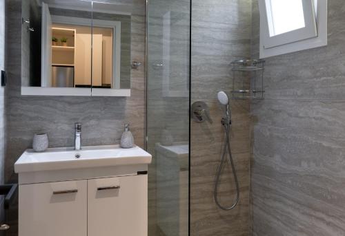 a bathroom with a sink and a shower at Annasa Suites 2 in Mángana