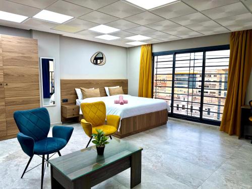 a hotel room with a bed and a table and chairs at Studio plein centre-ville ! in Fez