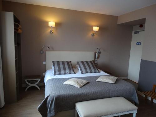 Un pat sau paturi într-o cameră la Logis Auberge du Valburgeois