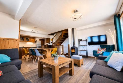 a living room with a couch and a table at Résidence Geffriand - Triplex pour 10 personnes proche des pistes au coeur des 3 Vallées MAE-4944 in Levassaix