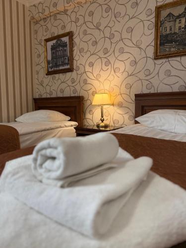 a hotel room with two beds with towels at Villa Lamperti in Dyyda