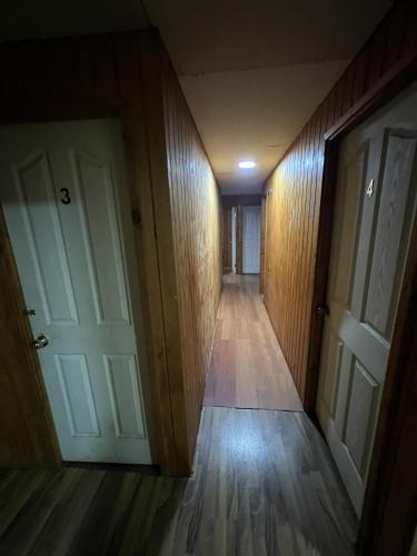 an empty hallway with an open door and wooden walls at Hospedaje Ilabaca in Angol
