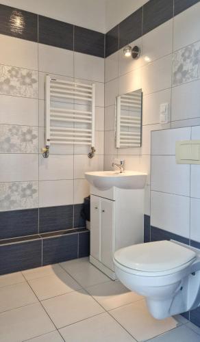 ein Badezimmer mit Toilette und Waschbecken in der Unterkunft Na Molo in Głębokie